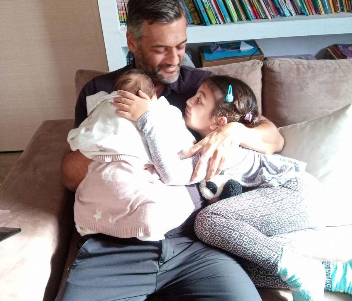 Ξετρελάθηκε ο Στέλιος Κρητικός με τη ζωγραφιά της κόρης του - Τι έφτιαξε (εικόνες)