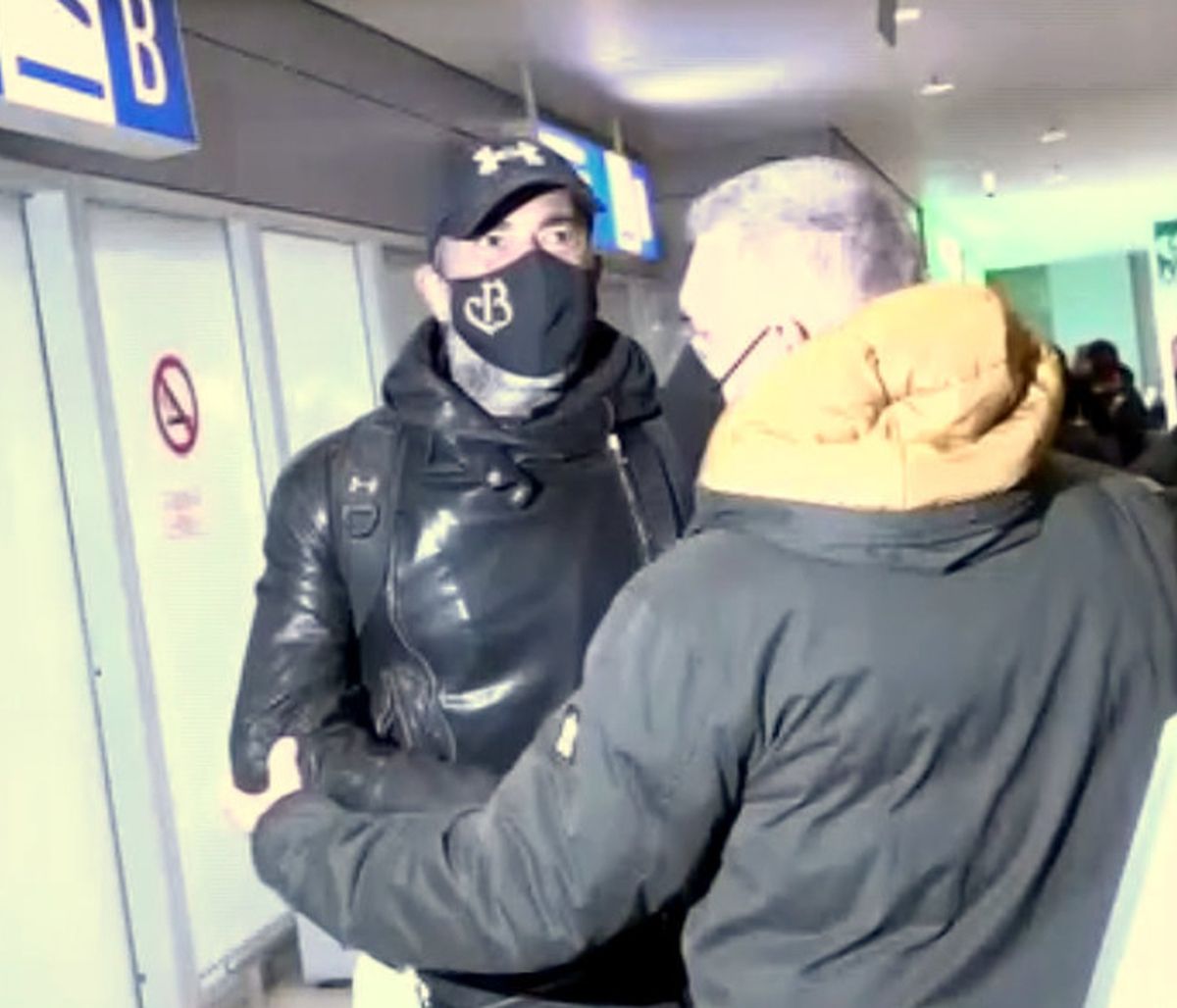 Survivor: Ο Βαλάντης δεν αγνοείται πια! Επέστρεψε Ελλάδα και έγινε... χαμός! Σπρωξίματα και πανικός!