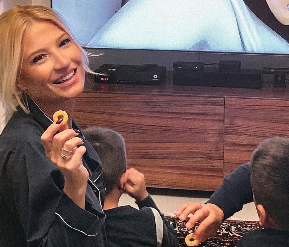 Φαίη Σκορδά: Βραδινό στο κρεβάτι με τον γιο της - Πλούσιο και υγιεινό το γεύμα τους