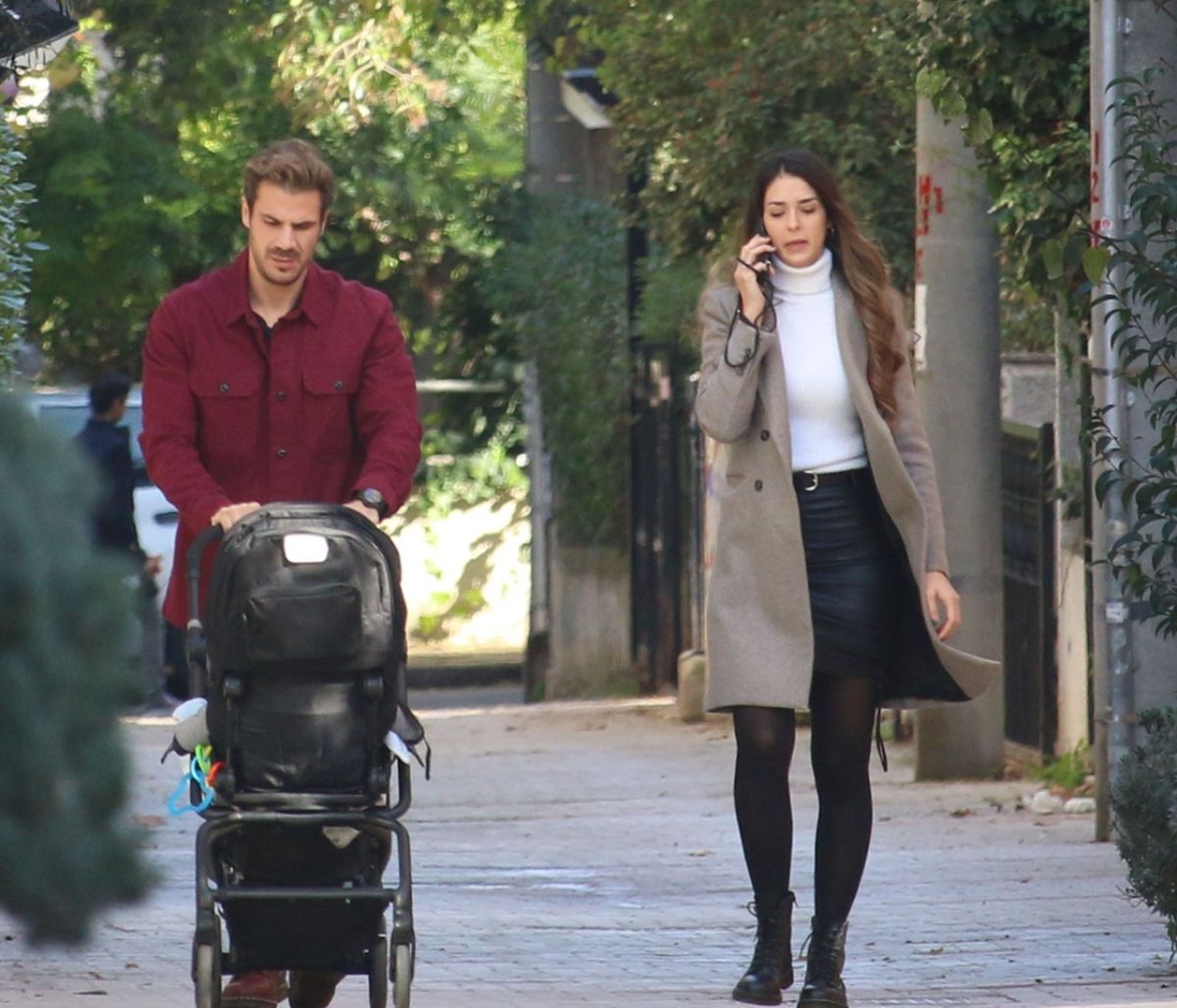 Πετρετζίκης - Παπαμιχαήλ: Η πρώτη δημόσια εμφάνιση μετά τον γάμο τους – Με άψογο στιλ η Κωνσταντίνα