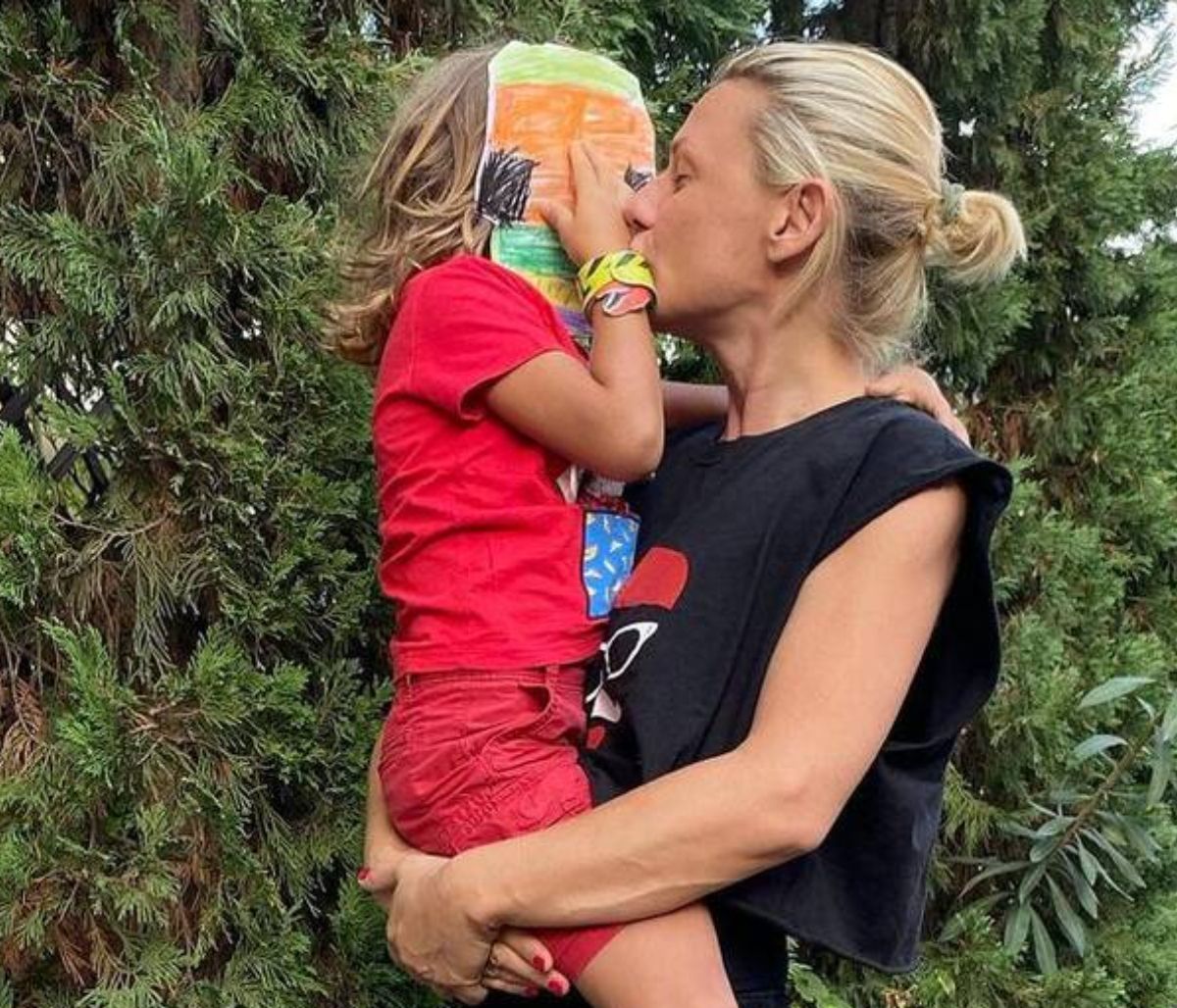Κατερίνα Καραβάτου: Το σκίτσο του γιου της, το poll στο Instagram και η νίκη του Αρίωνα