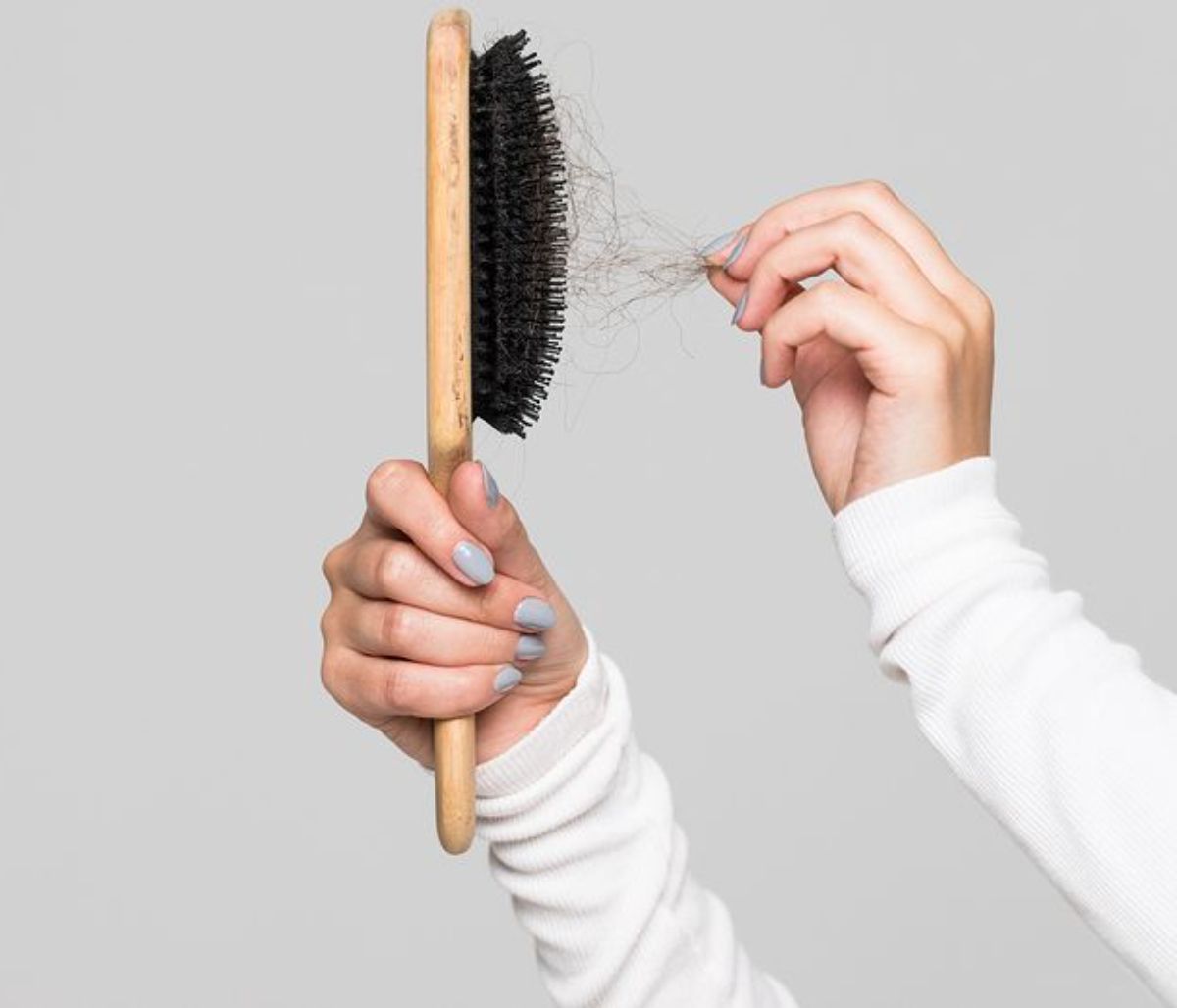 Τριχόπτωση: Φυσικές αλλά αποτελεσματικές λύσεις που μπορείτε να δοκιμάσετε (εικόνες)