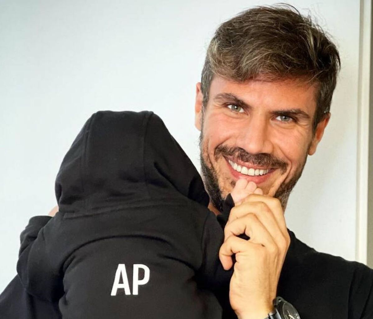 Άκης Πετρετζίκης: Πρωί πρωί στην παιδική χαρά με τον γιο του (εικόνες)