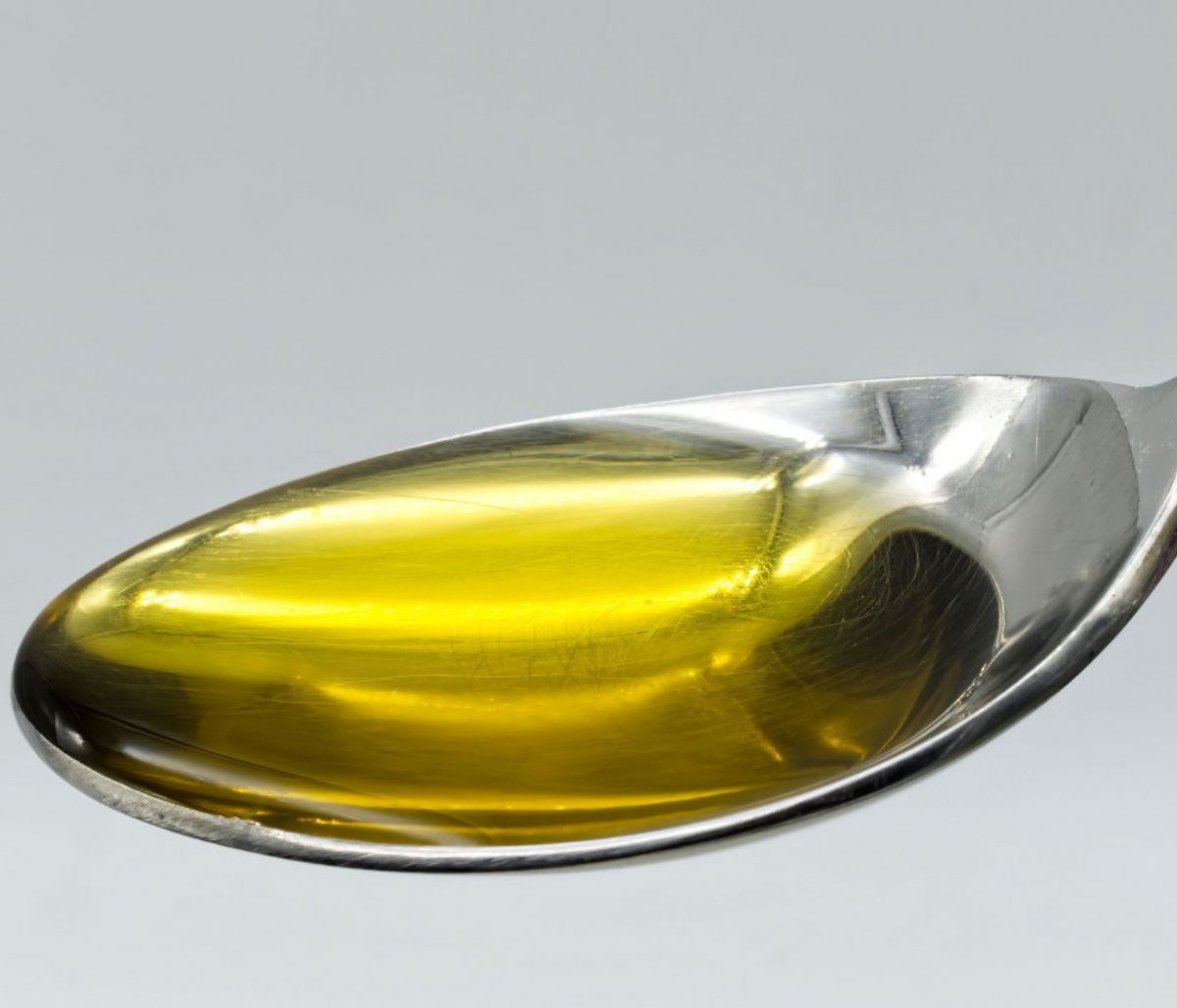 Μια κουταλιά ελαιόλαδο κάθε πρωί: Τα οφέλη για την υγεία (video)