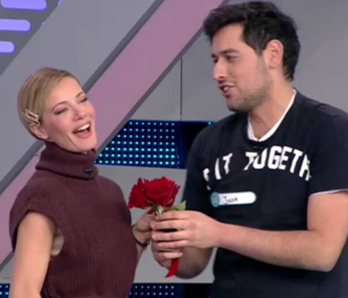Rouk Zouk: Ο απίθανος θαυμαστής της Ζέτας που τη «φοράει» σε... πιτζάμα! Τα λουλούδια και η αμηχανία