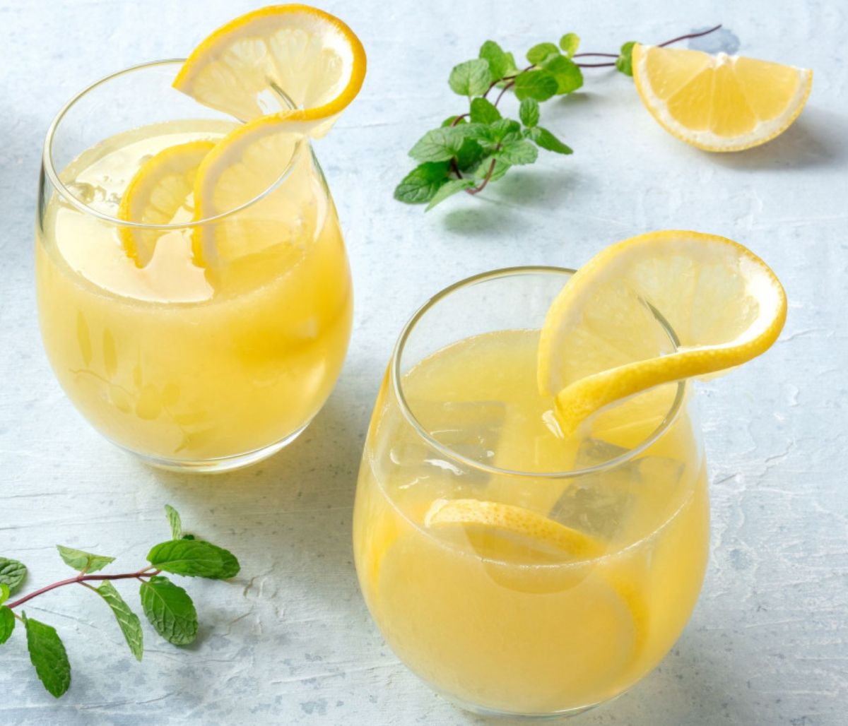 Αντιοξειδωτικό αφέψημα με λεμόνι και μέντα - Πού βοηθά (video)