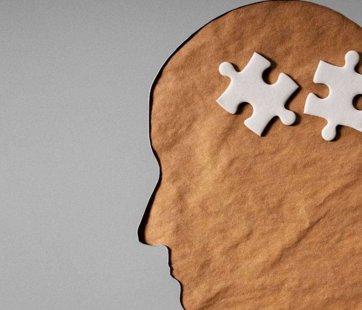 Άνοια: Πώς συνδέεται η υπερκατανάλωση αλκοόλ μετά τα 40 με τη νόσο