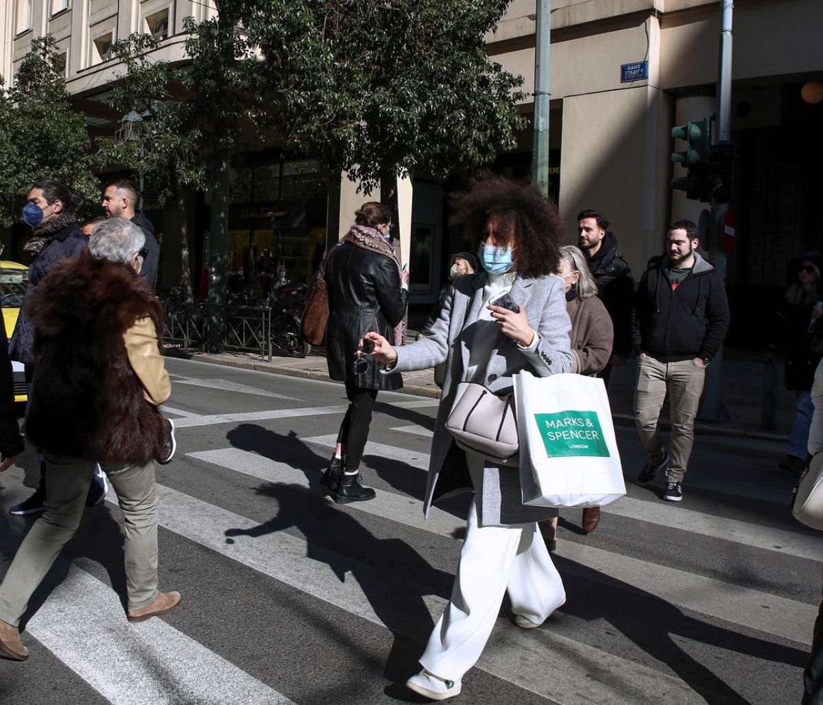 Μάσκες: Σε ποιους χώρους θα μείνουν και το καλοκαίρι – Τι εξετάζεται για σούπερ μάρκετ, κoμμωτήρια