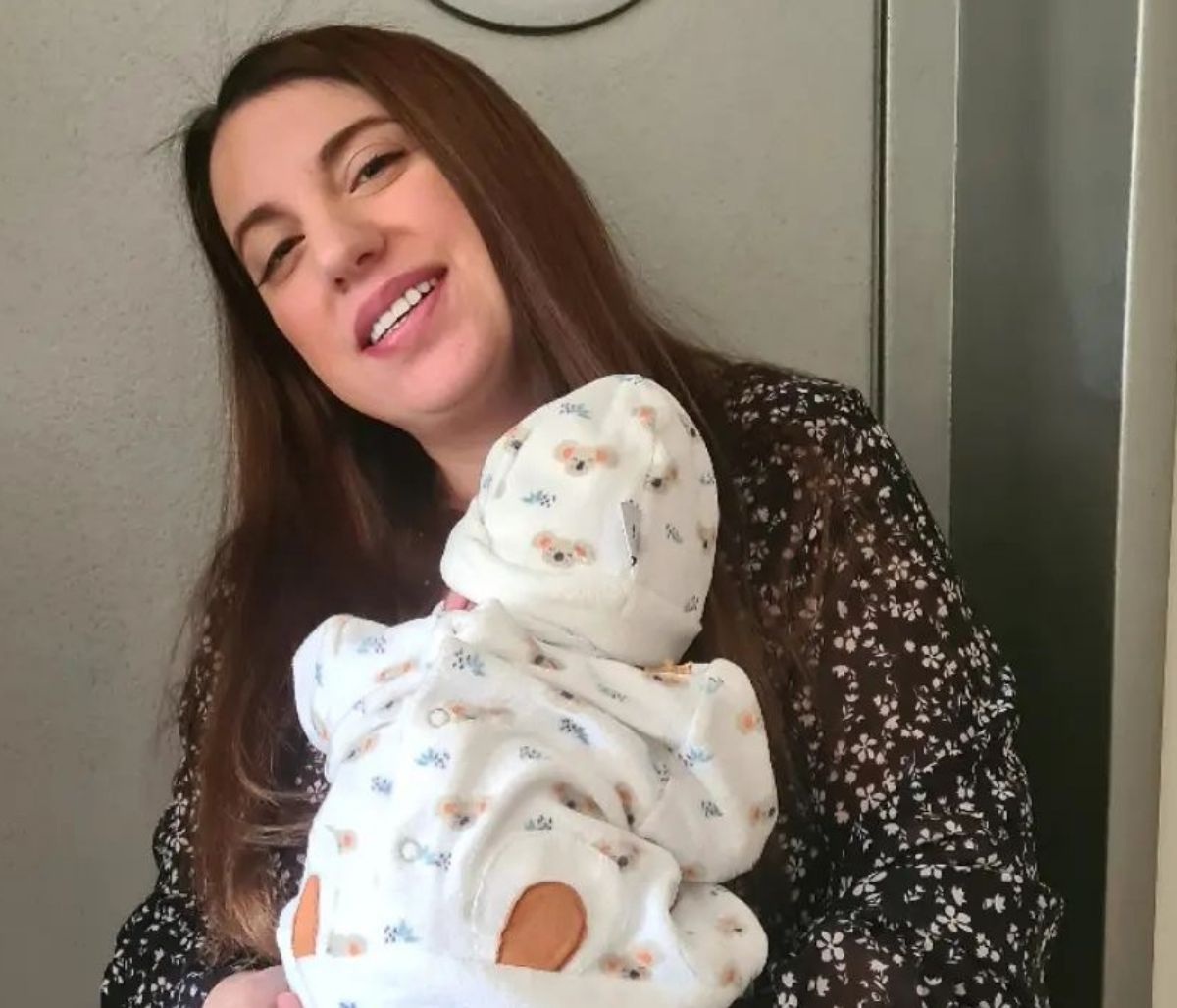 Η Μελίνα Μακρή δημοσίευσε τις πρώτες φωτογραφίες με τον πρόωρο νεογέννητο γιο της