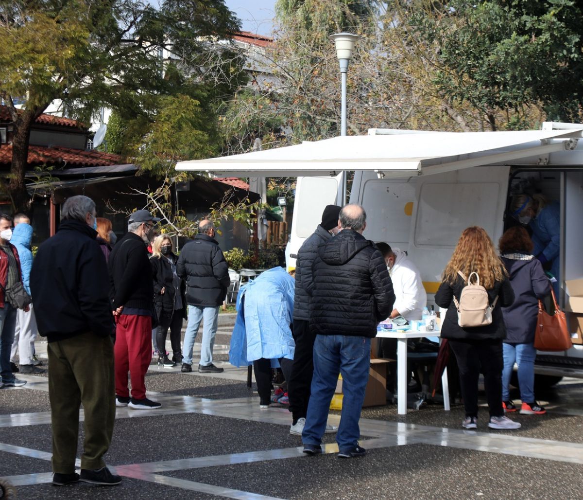 Rapid Test: Τι αλλάζει για τους μη εμβολιασμένους εργαζόμενους στον ιδιωτικό τομέα