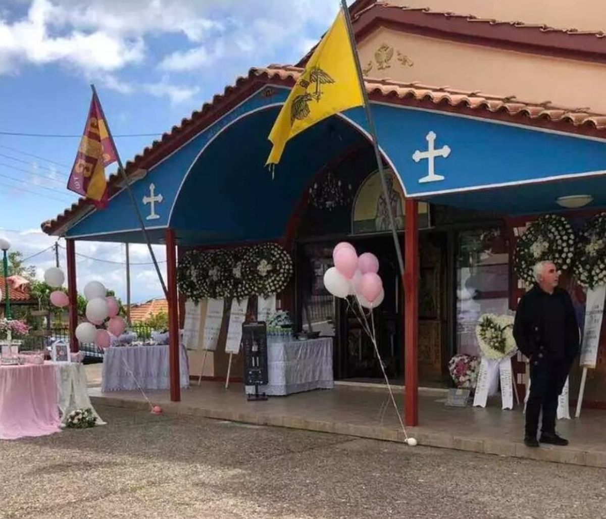 To τελευταίο αντίο στην 3χρονη Κατερίνα: Γέμισε με ροζ μπαλόνια και κουφέτα η εκκλησία