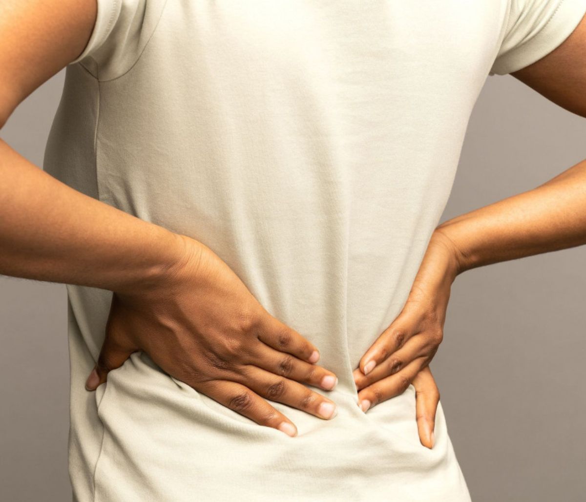 Πόνος στη μέση: Σε ποιο σημείο πρέπει να ασκηθεί πίεση για να ανακουφιστείτε (video)