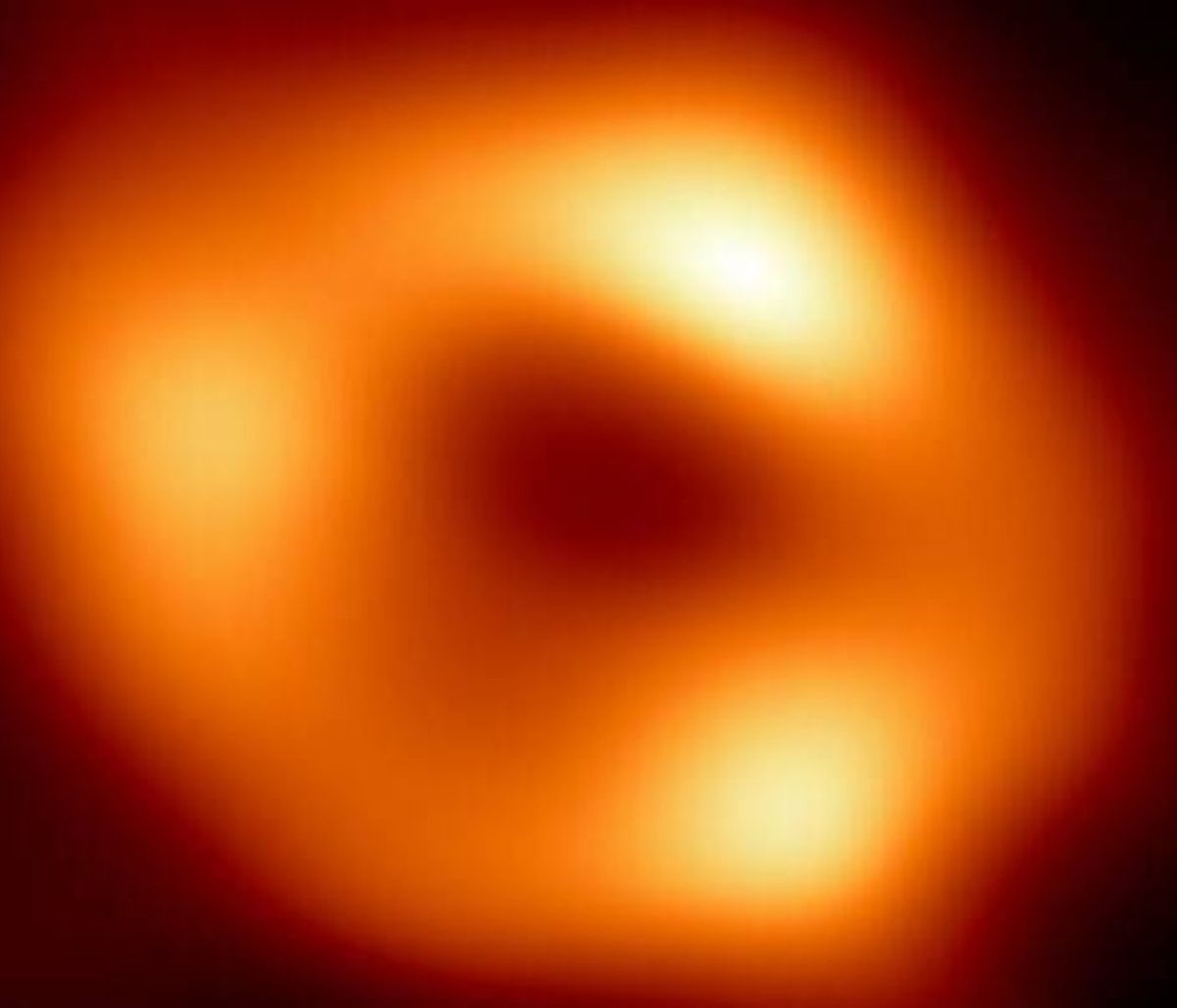 Φωτογραφήθηκε για πρώτη φορά η μεγάλη μαύρη τρύπα στην καρδιά του γαλαξία μας