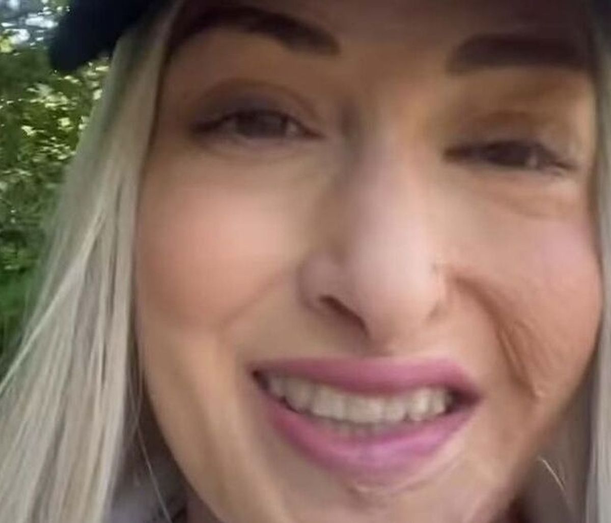 Ιωάννα Παλιοσπύρου: Χαμογελαστή χωρίς μάσκα σε κέντρο αποκατάστασης στη Γαλλία (vid)