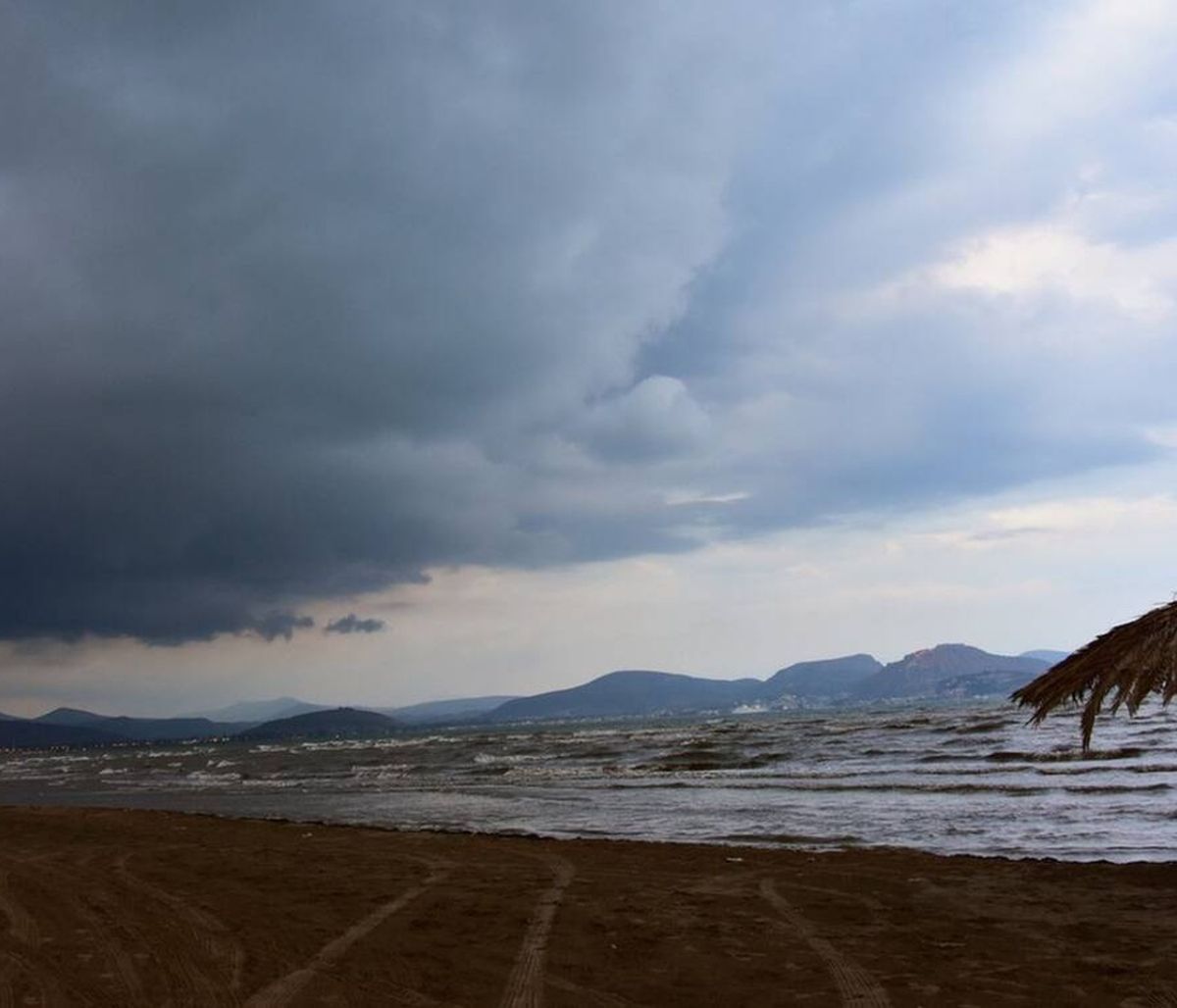 Καιρός: Συννεφιασμένη Κυριακή με ζέστη, βροχές και καταιγίδες - Σε ποιες περιοχές θα βρέξει
