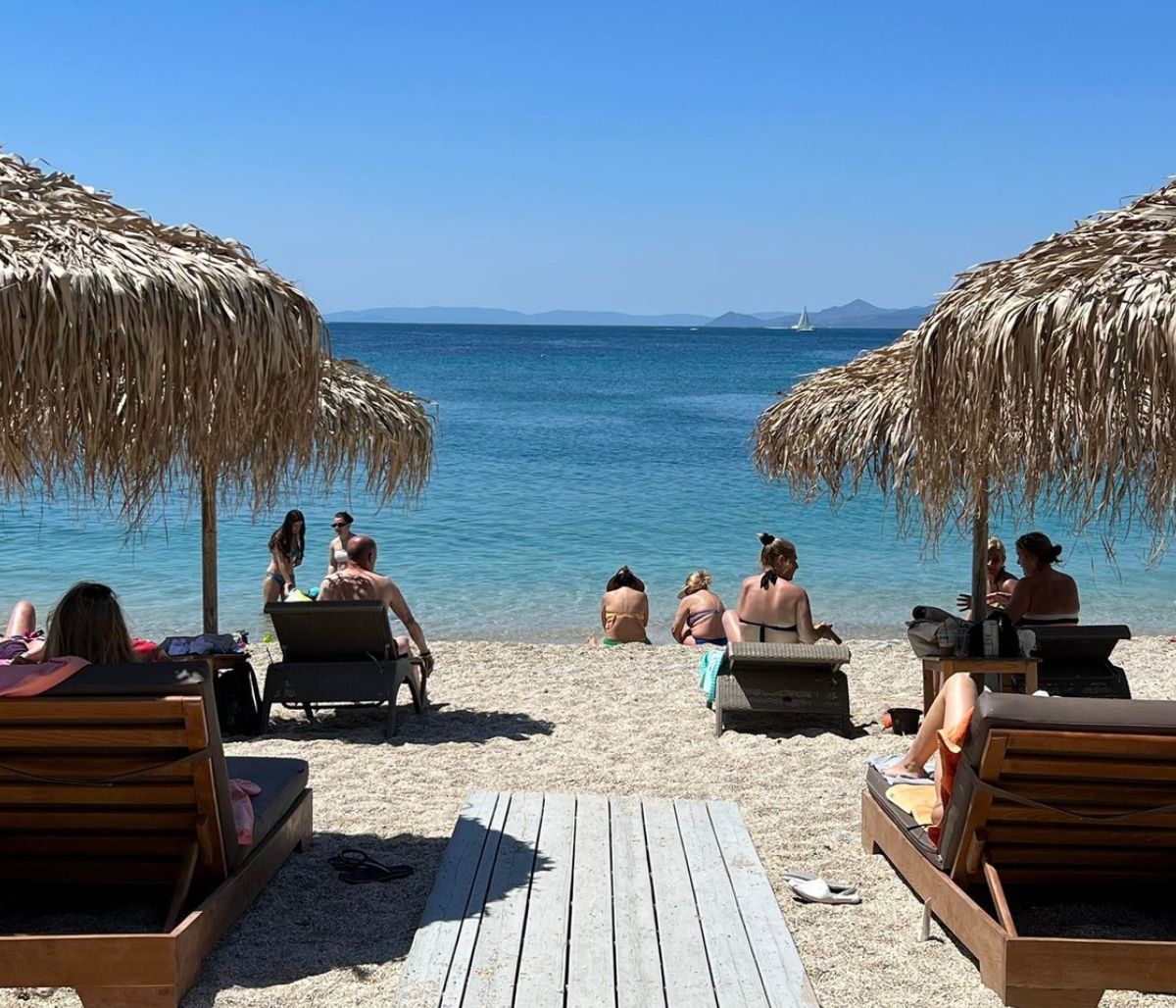 Μύρισε… καλοκαίρι! Τα πρώτα μπάνια για τους Αθηναίους – Πλήθος κόσμου στις παραλίες της Αττικής