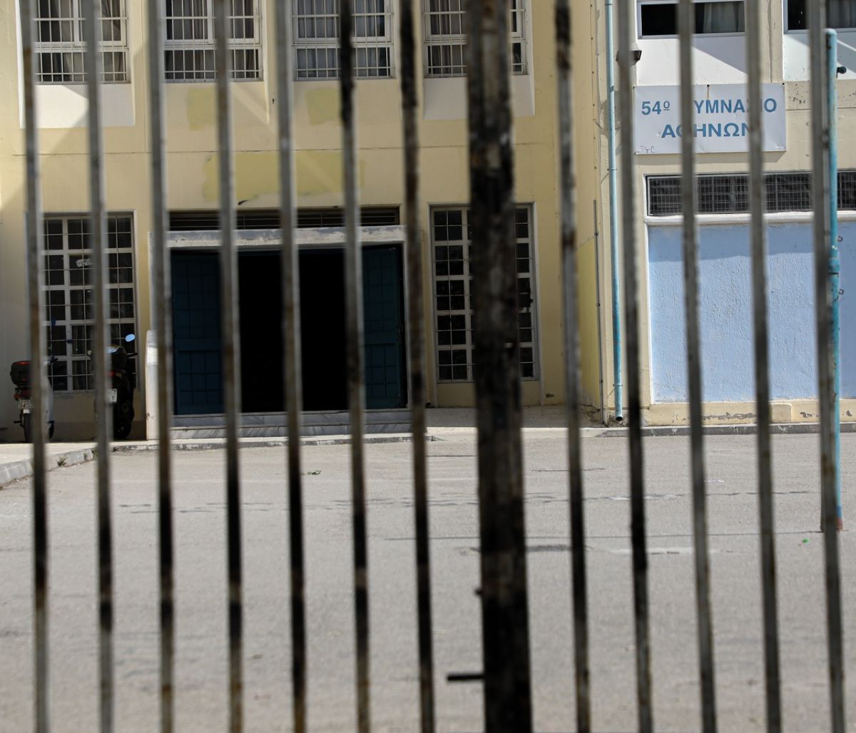 Εφιάλτης το bullying στη χώρα: Μαχαίρωσαν μαθητή με φαλτσέτα μέσα στο σχολείο