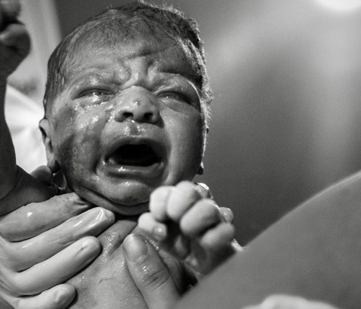 Φωτογραφίες αποτυπώνουν τις στιγμές του τοκετού με τον πιο ρεαλιστικό τρόπο