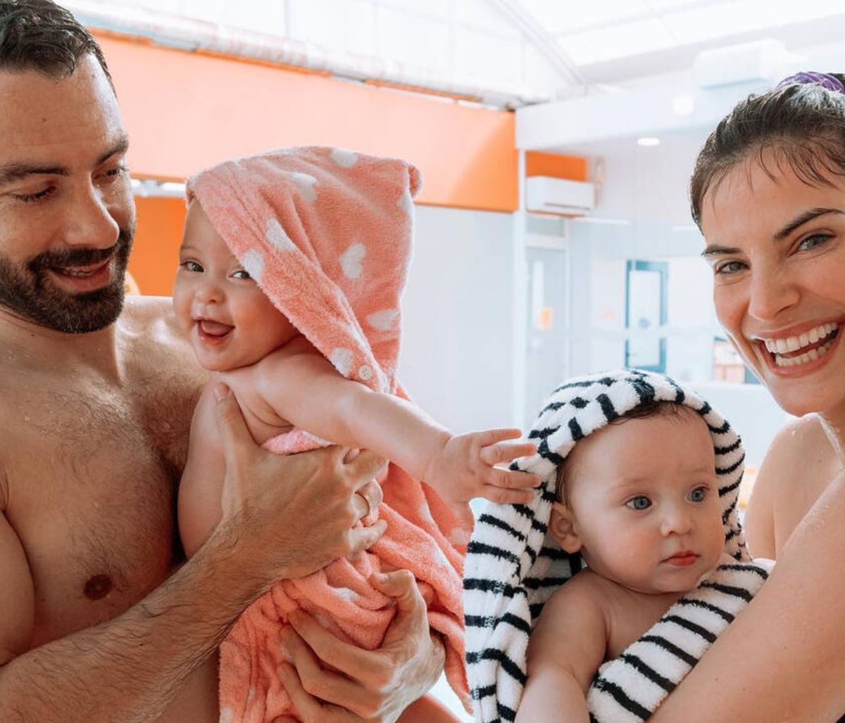 Χριστίνα Μπόμπα: Διαβάζει στις δίδυμες καθώς ταξιδεύουν πρώτη φορά με πλοίο