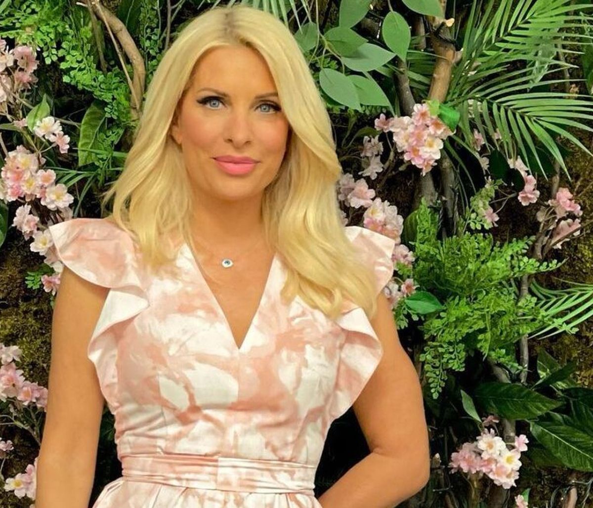 Μενεγάκη: Δείτε τον παραμυθένιο κήπο του σπιτιού της στα Άχλα της Άνδρου