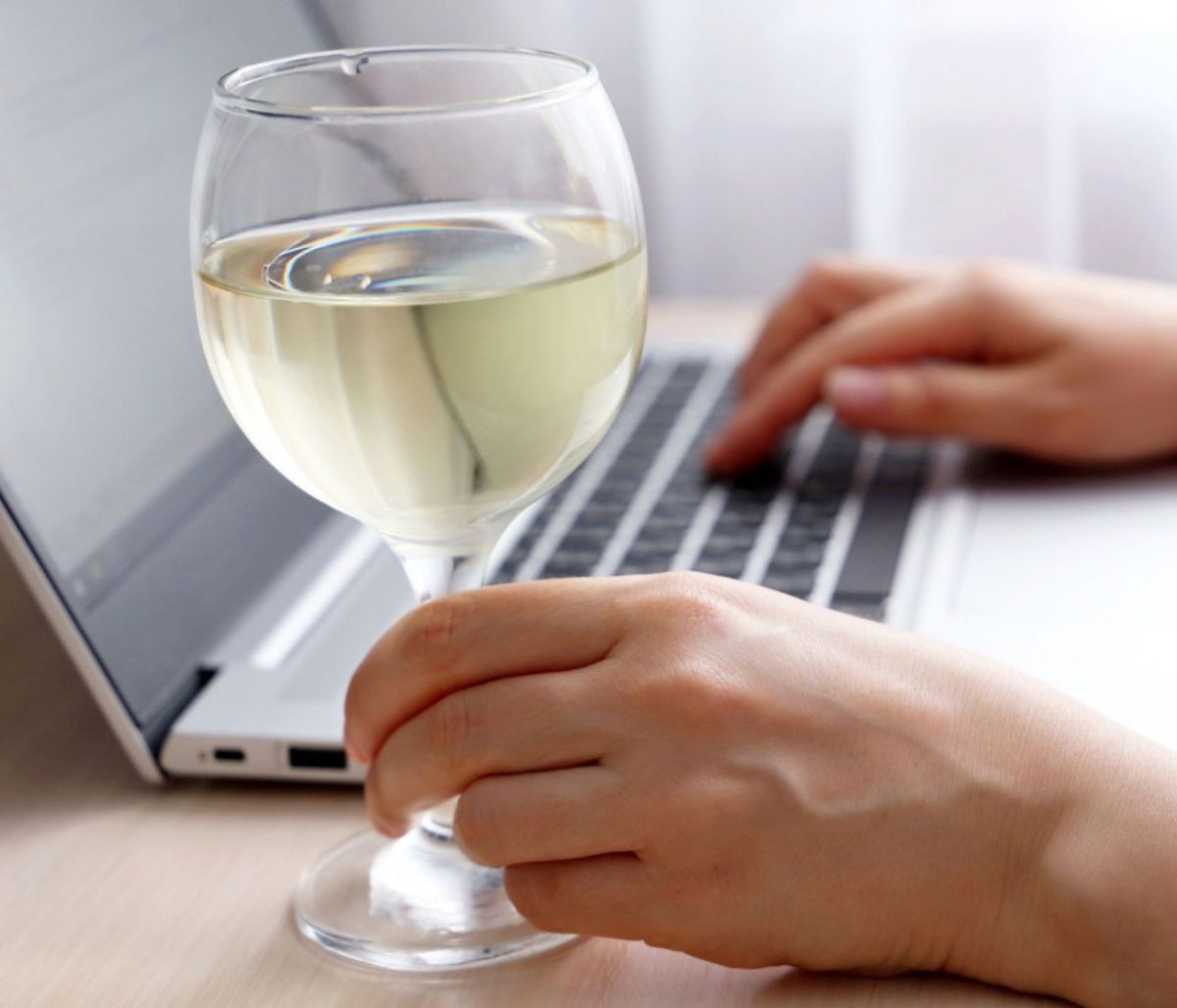 Ώρες δουλειάς: Ο αριθμός που αυξάνει τον κίνδυνο υπερκατανάλωσης αλκοόλ