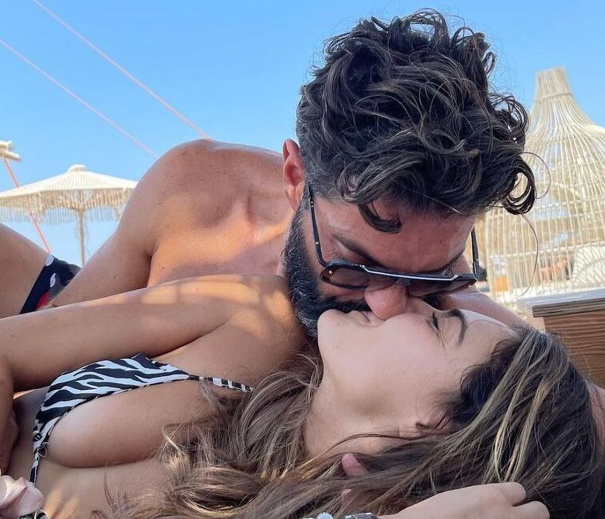 Μαρτίκας: Τα καυτά φιλιά σε παραλία της Χαλκιδικής με την Βρισηίδα- Το νέο του post full in love!