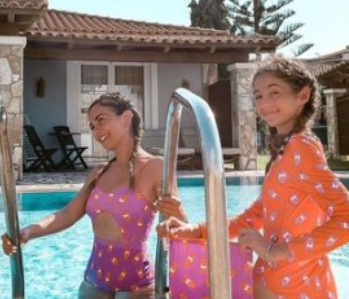 Αγγελική Δαλιάνη: Οι οικογενειακές διακοπές συνεχίζονται… από την Κυλλήνη στην Τήνο (εικόνες)