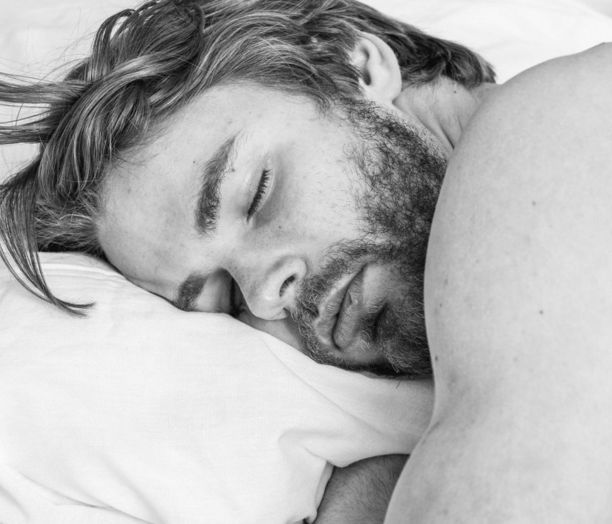 Γιατί πρέπει να κοιμάστε γυμνοί για να χάσετε βάρος;