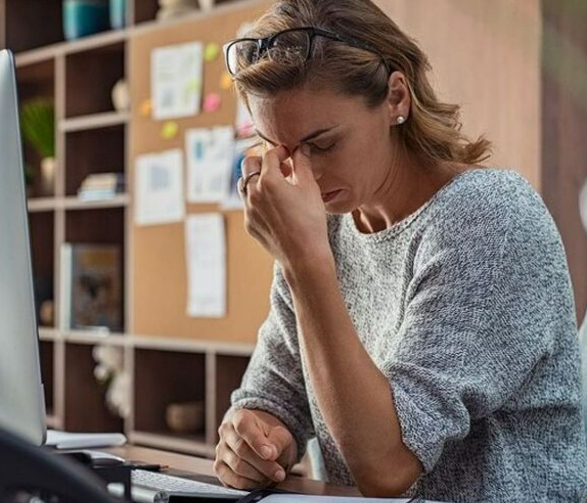 Πώς ξέρετε αν έχετε κρίση πανικού ή άγχους; Τα συμπτώματα και η θεραπεία