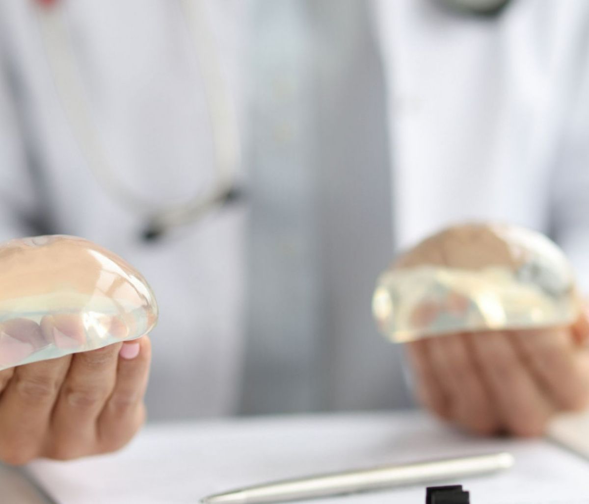 Τα εμφυτεύματα στήθους σιλικόνης μπορούν να προκαλέσουν αυτοάνοσες, ψυχικές επιπλοκές -  μελέτη