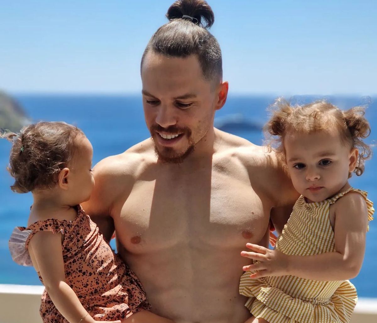 Λευτέρης Πετρούνιας: Έτσι πάνε οι κόρες του για πρωινό στις διακοπές