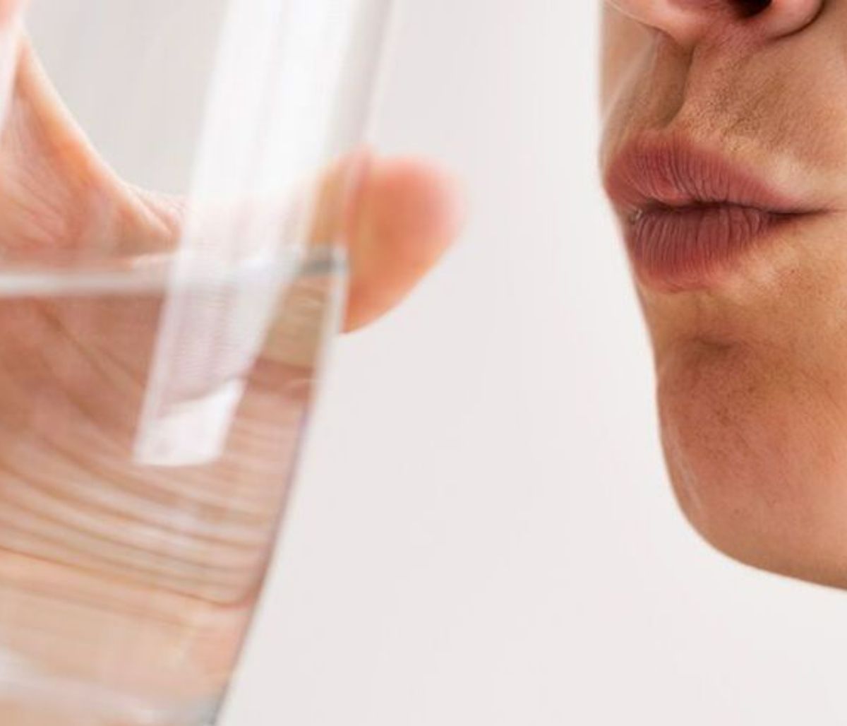 Ξηροστομία: Δείτε ποια θα μπορούσε να είναι η αιτία και πότε πρέπει να επισκεφτείτε έναν γιατρό