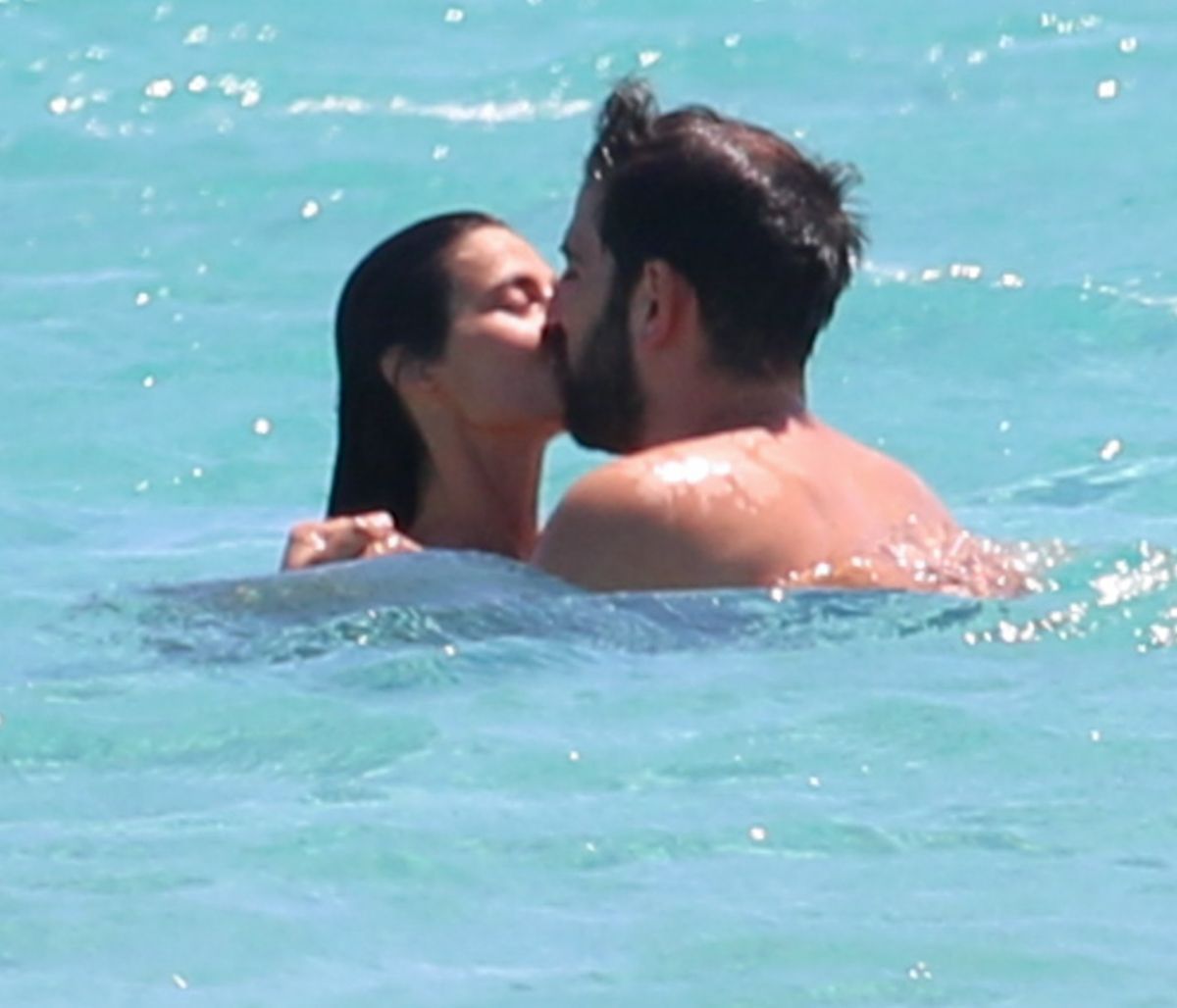 Ηλιάνα Παπαγεωργίου: Τα «καυτά» φιλιά και οι αγκαλιές με τον πρώην σύζυγό της στη θάλασσα