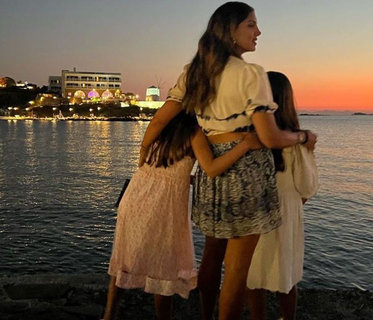 Σταματίνα Τσιμτσιλή: Αγναντεύει το ηλιοβασίλεμα με τις κόρες της στην Πάρο