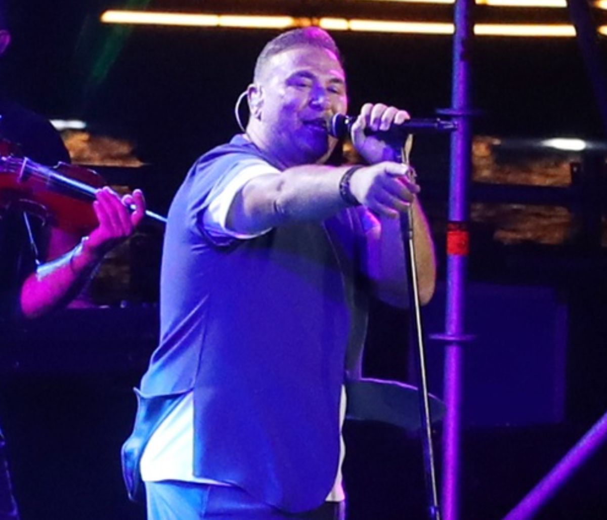 Αποκλειστικό: Αντώνης Ρέμος: Τον έλουσαν με σαμπάνια και ευχήθηκε ημίγυμνος σε γνωστή celebrity