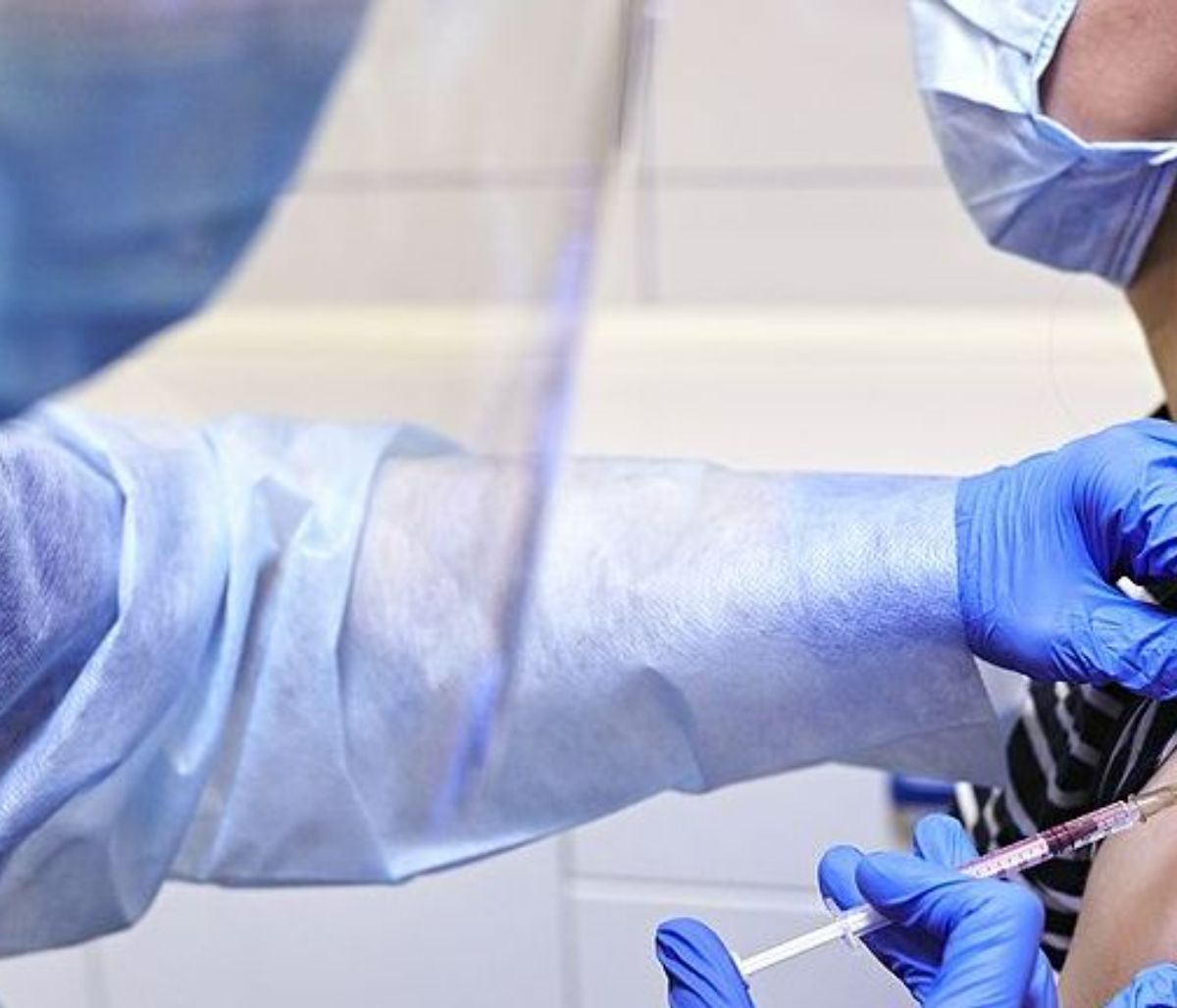 COVID-19: Το εμβόλιο με τη μορφή εμπλάστρου καταπολεμά τις παραλλαγές καλύτερα από την ένεση -μελέτη