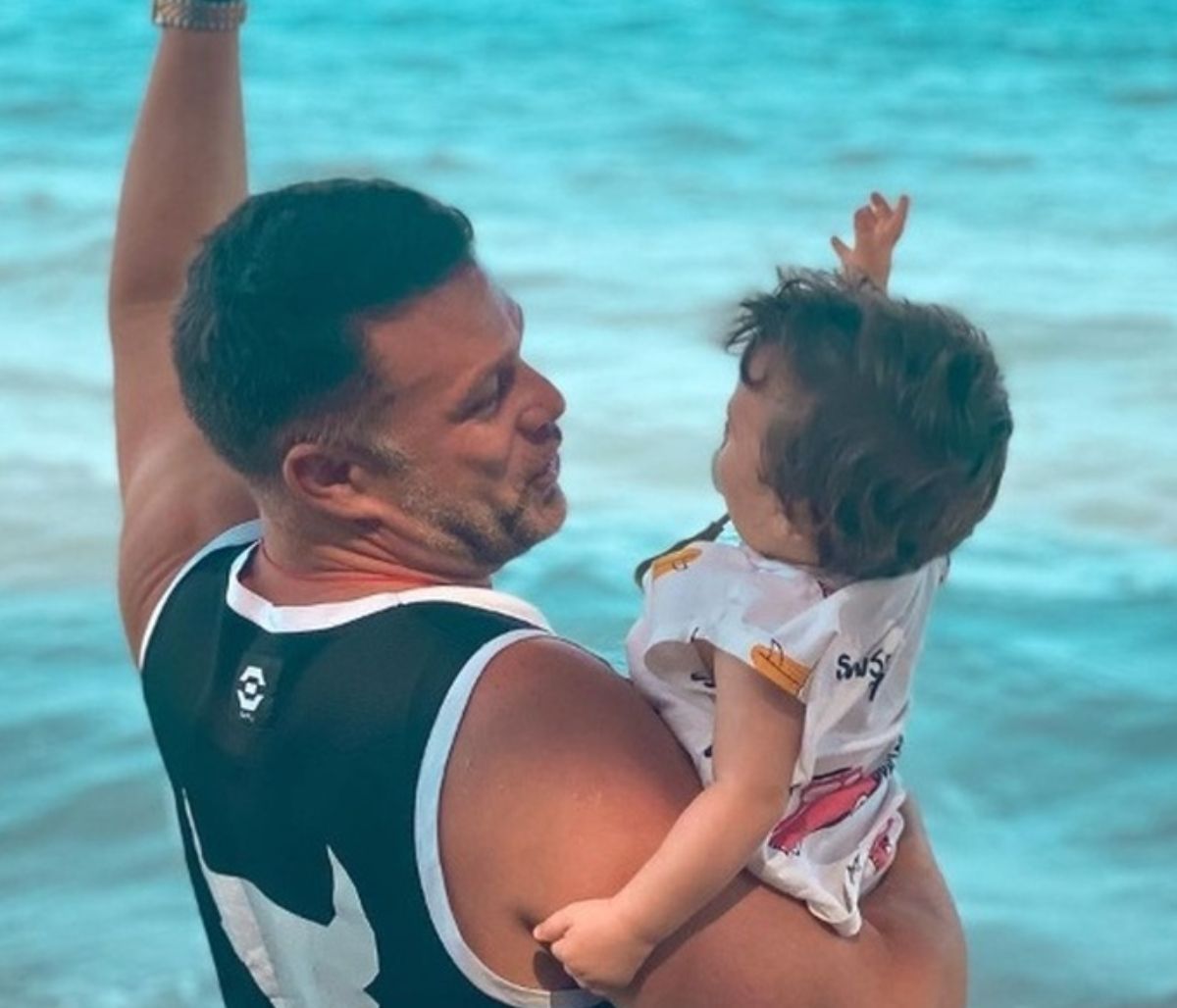 Σόμμερ - Παπαδάκη: Τα πρώτα μπάνια με τον γιο τους - Ο μικρός κοιμήθηκε στην παραλία!
