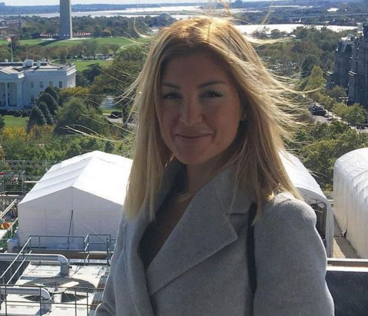 Ράνια Τζίμα: Ζωγραφίζει με την κόρη της στα σοκάκια της Νισύρου