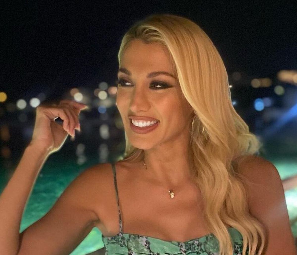 Σπυροπούλου: Οι νέες φωτογραφίες από τις διακοπές της- Καλύπτει την κοιλίτσα της με απίθανα φορέματα