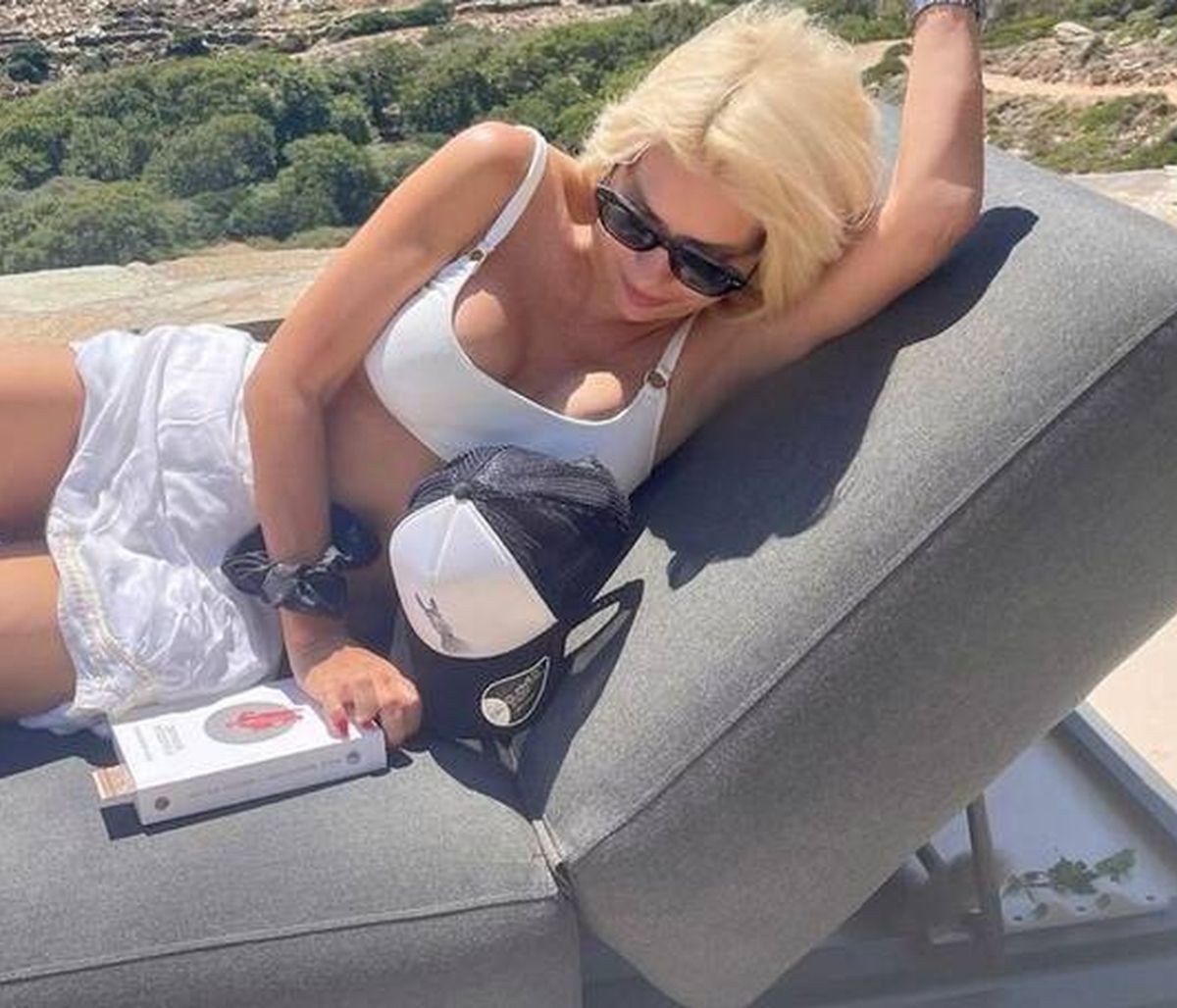 Ελένη Μενεγάκη: Έχει γεμίσει τον κήπο της στα Μελίσσια με αυτό το φυτό για καλοτυχία - Εσύ το ήξερες