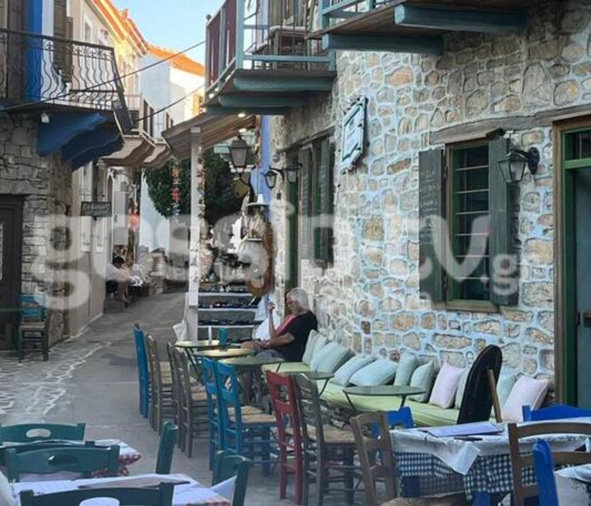 Στάθης Παναγιωτόπουλος: Μόνο ο ίδιος και η σύζυγός του στο μαγαζί του στην Αλόννησο