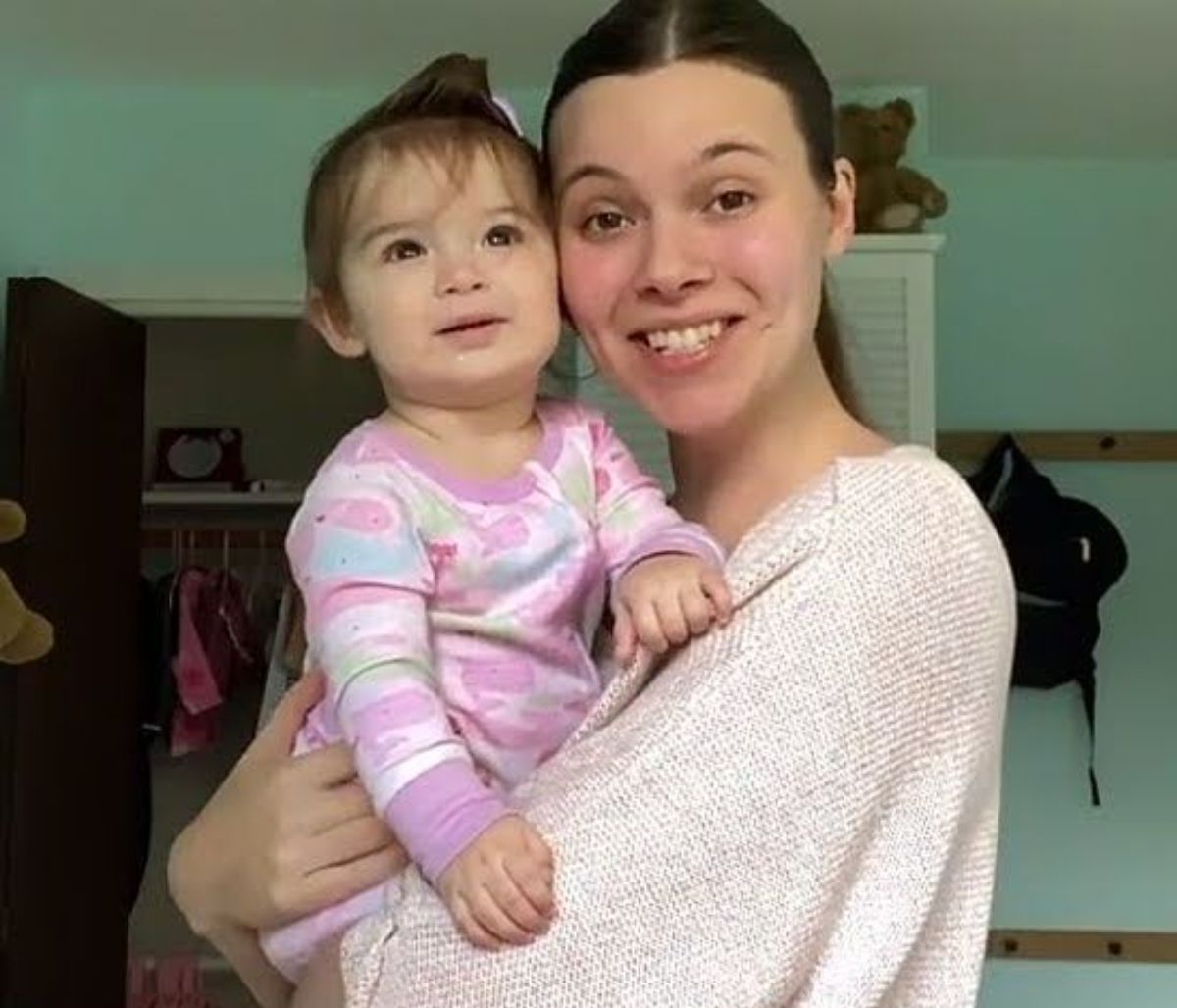 Μαμά κατέγραψε τυχαία στην κάμερα την πρώτη λέξη της κόρης της