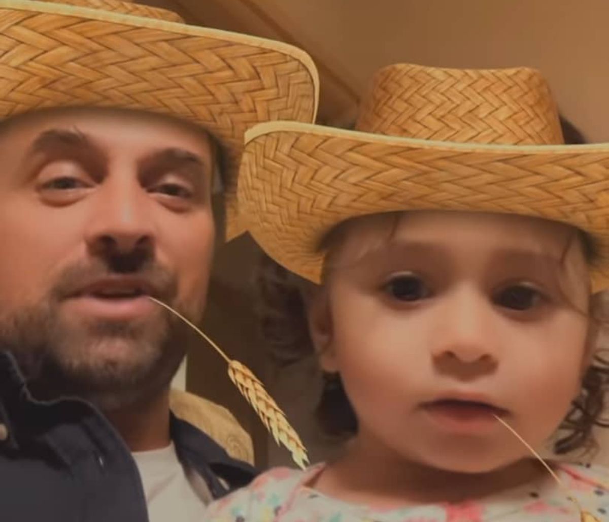 Ο Γιώργος Λιανός ποζάρει με την Ασημούλα και λέει ότι θα πάρει πρόβατα