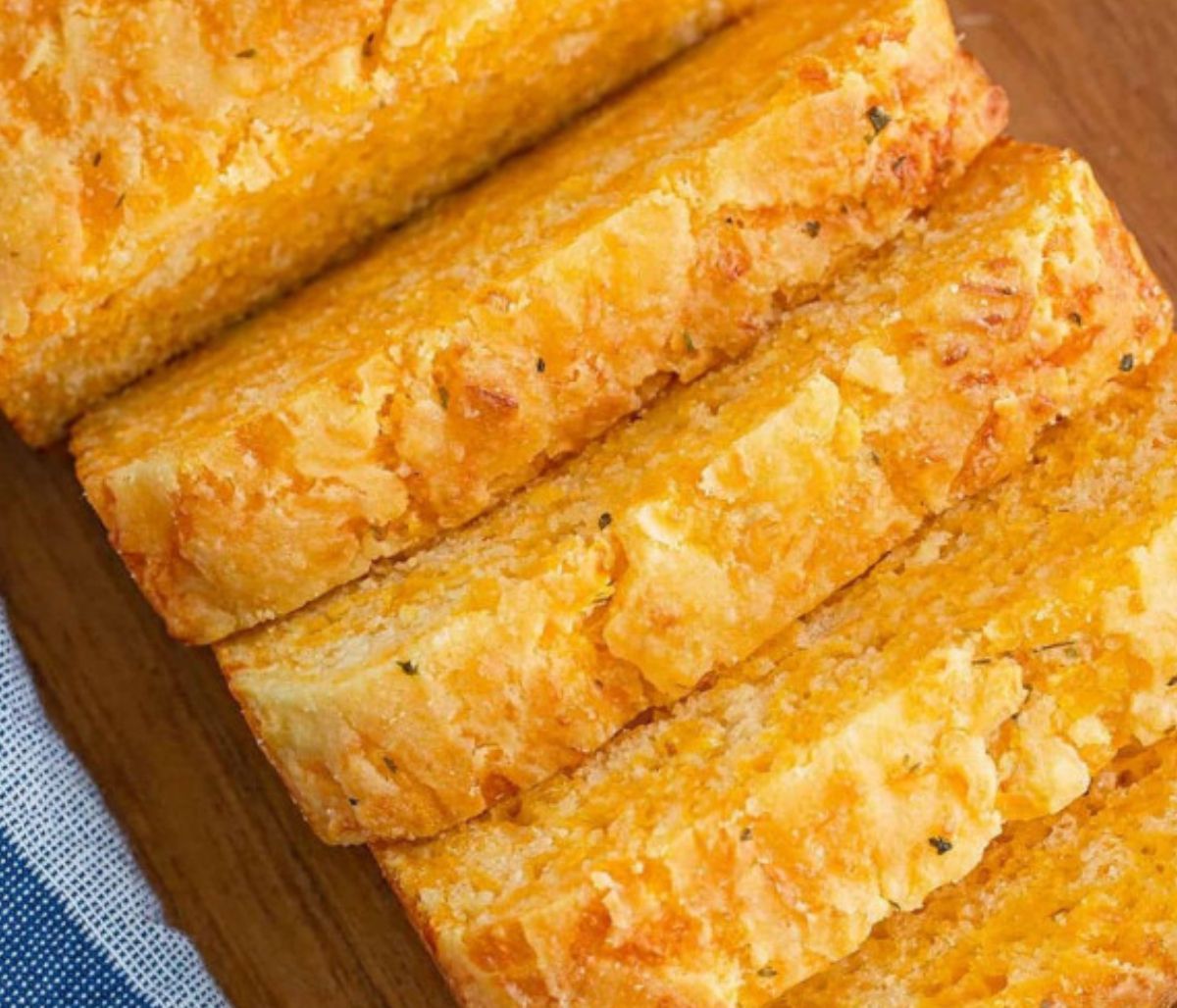 Εύκολη συνταγή για τυρόψωμο με τσένταρ