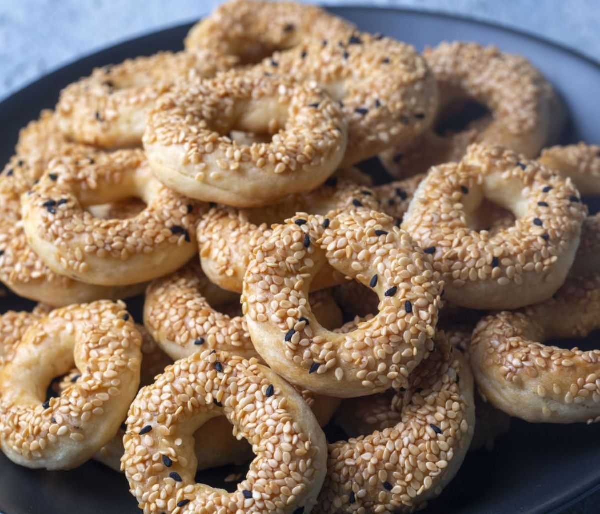 Σουσαμένια κουλουράκια με μαχλέπι και γιαούρτι