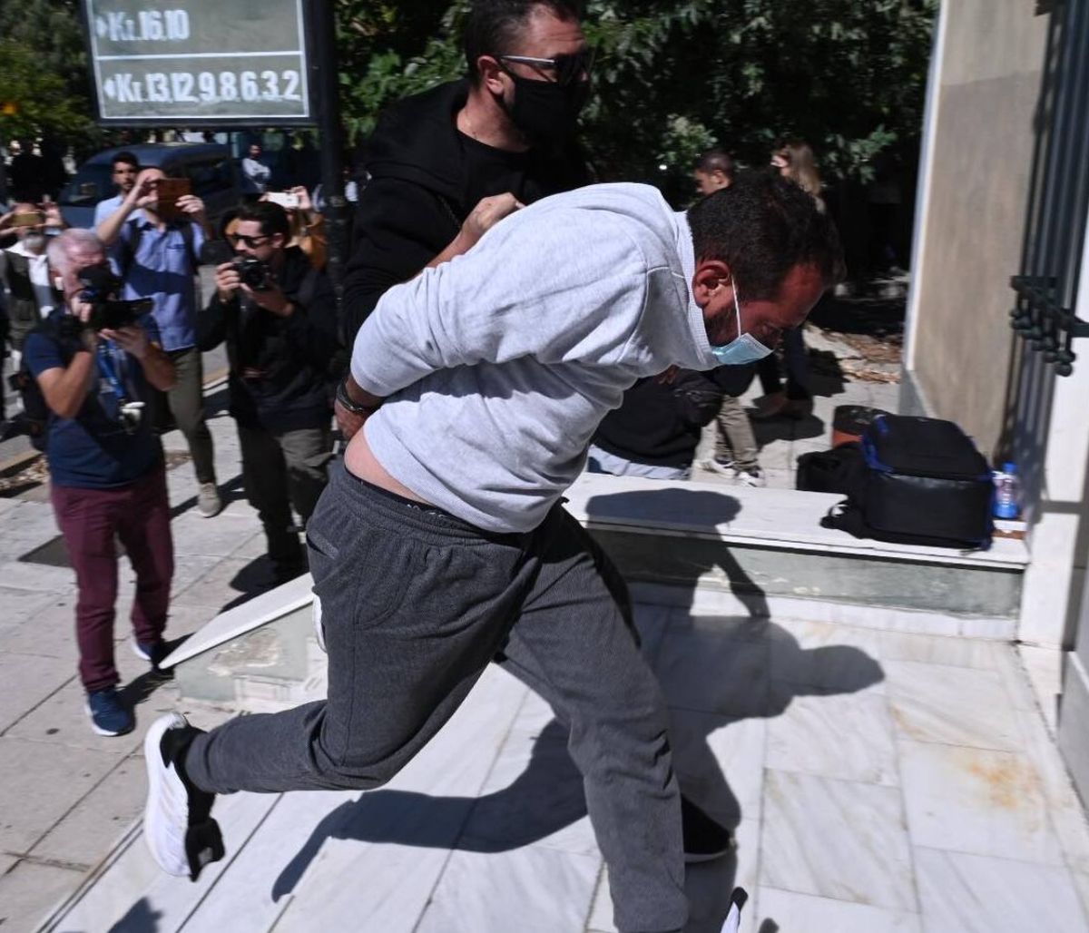 Κολωνός: Ενώπιον του ανακριτή ο 53χρονος που βίασε την 12χρονη - Έντονες αποδοκιμασίες (vid)