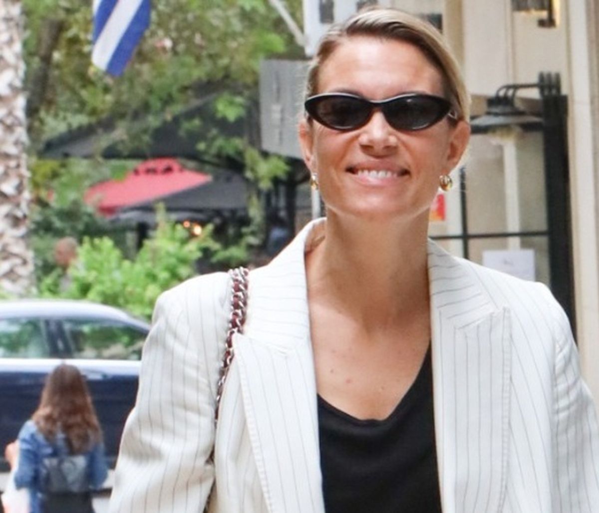 Βικύ Καγιά: Έτσι απογείωσε το λευκό κοστούμι