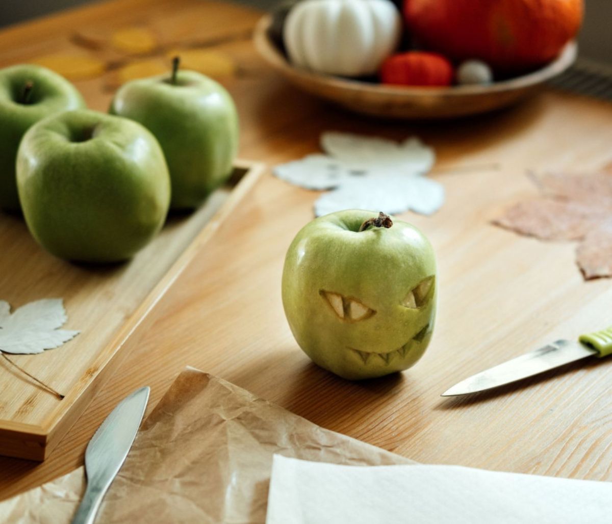 Shrunken Apple Heads: Έτσι θα σκαλίσετε μήλα για το Halloween