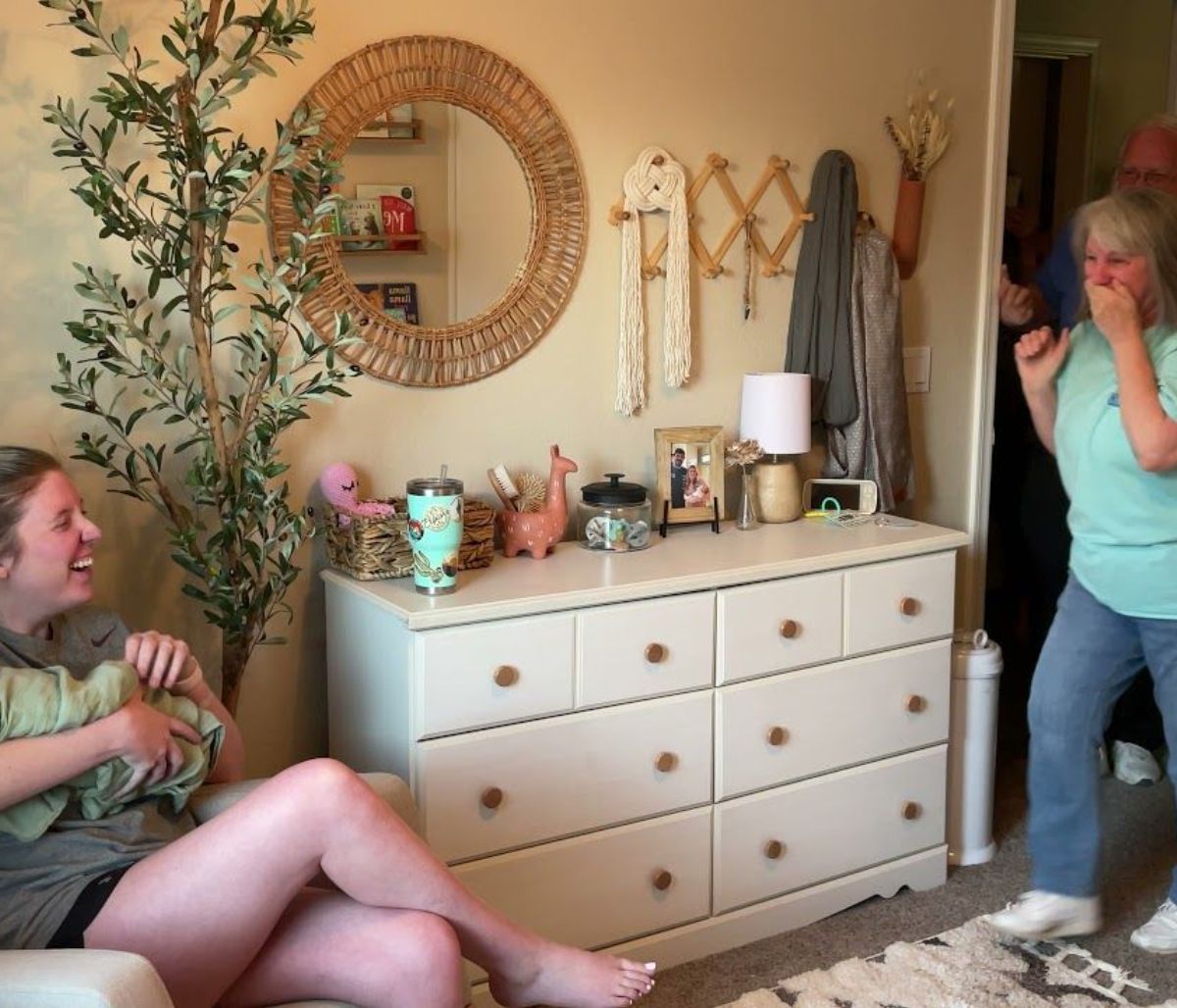 Προγιαγιά βλέπει τον νεογέννητο δισέγγονό της και «τρελαίνεται»