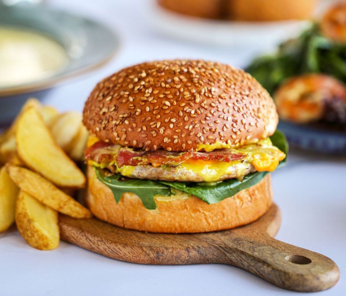 Γιατί μετά από μια νύχτα με αλκοόλ θέλουμε να φάμε λιπαρές τροφές